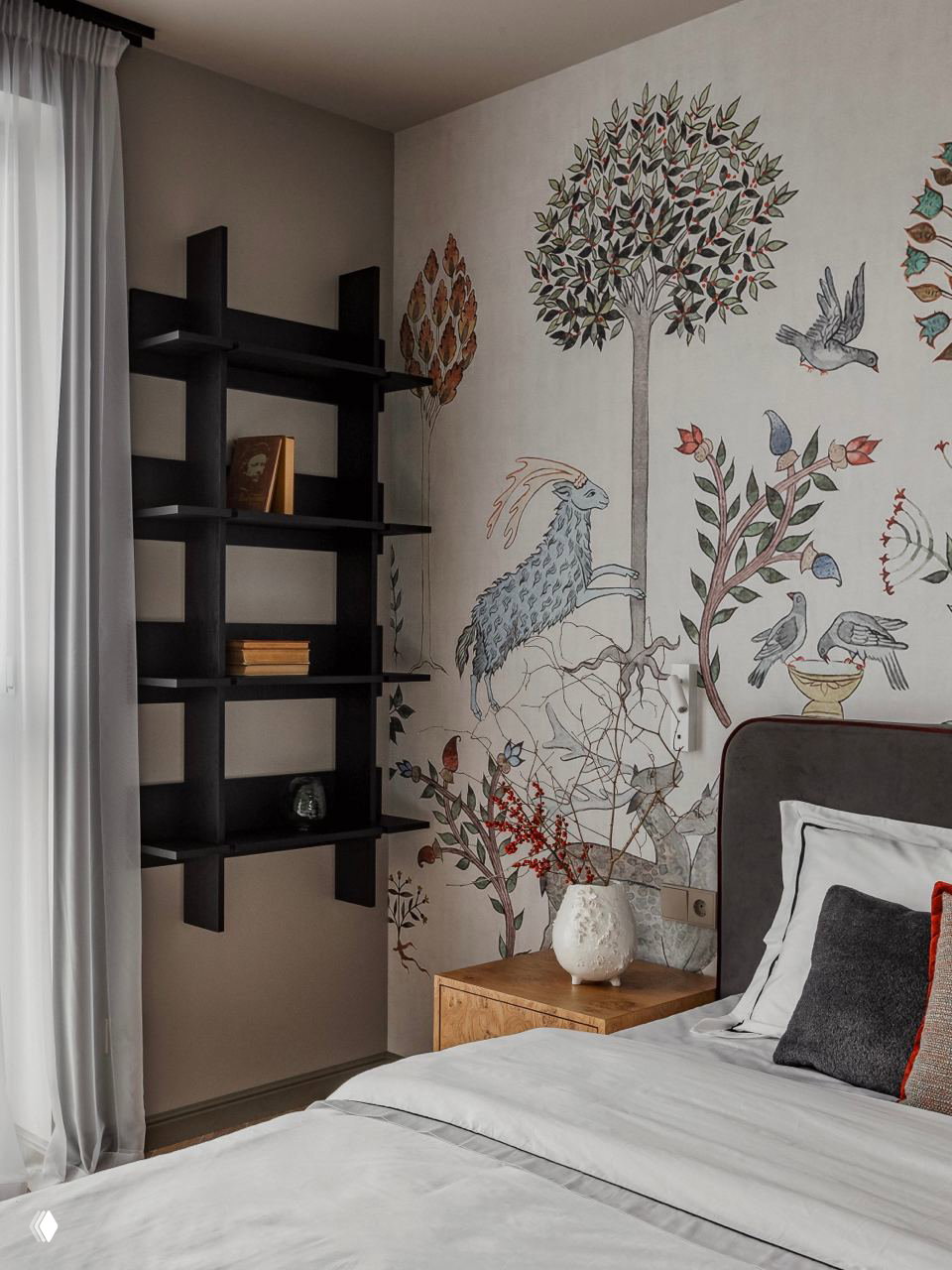 Гостевая спальня с фреской в виде дерева и животных, открытыми полками и минимальной мебелью — художественный декоративный акцент в небольшом помещении.