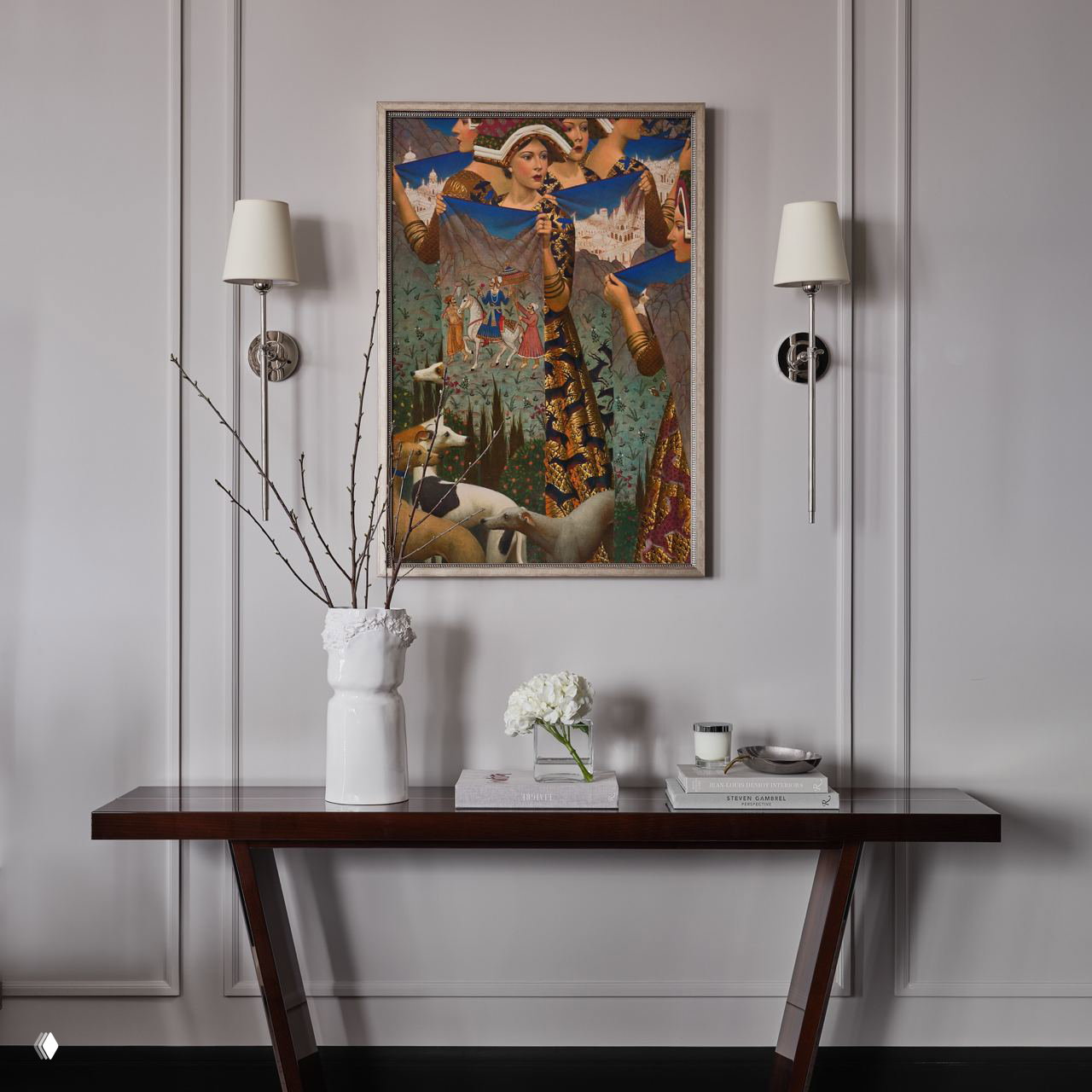 Элегантная консоль у стен с панно и парой тонких бра по бокам — пример симметричной расстановки настенных светильников в прихожей-гостиной.