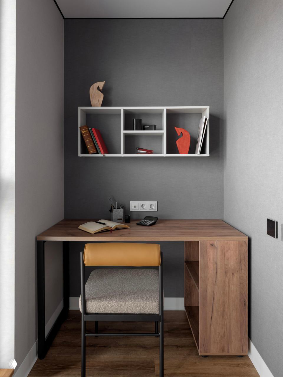 Мини-кабинет в нише: деревянный рабочий стол, стеллаж на стене, компактное рабочее место с нейтральной отделкой и деревянным полом.