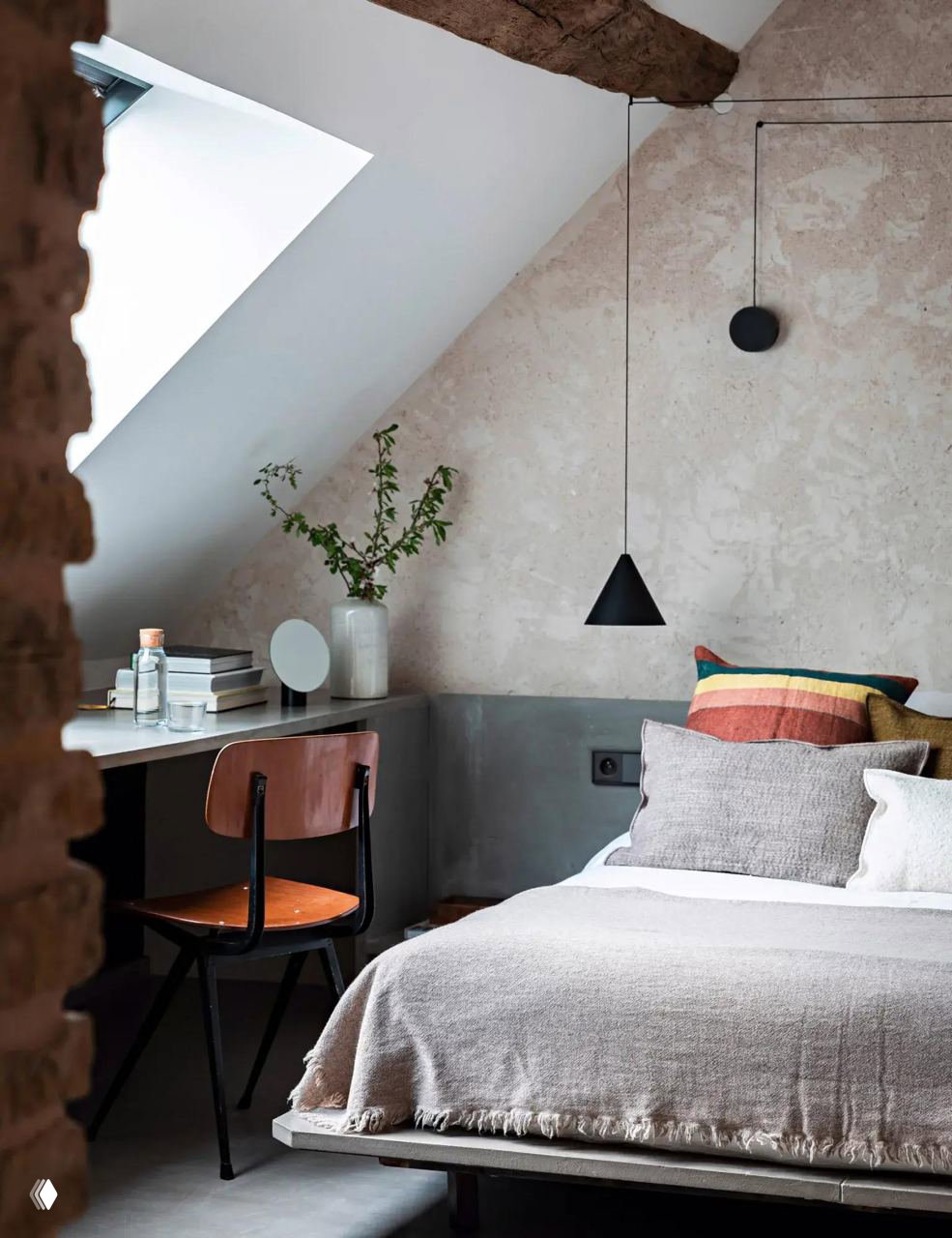 Спальня-чердак с мансардным окном, текстурной штукатуркой, рабочим столом и нейтральной палитрой для спокойного уюта.