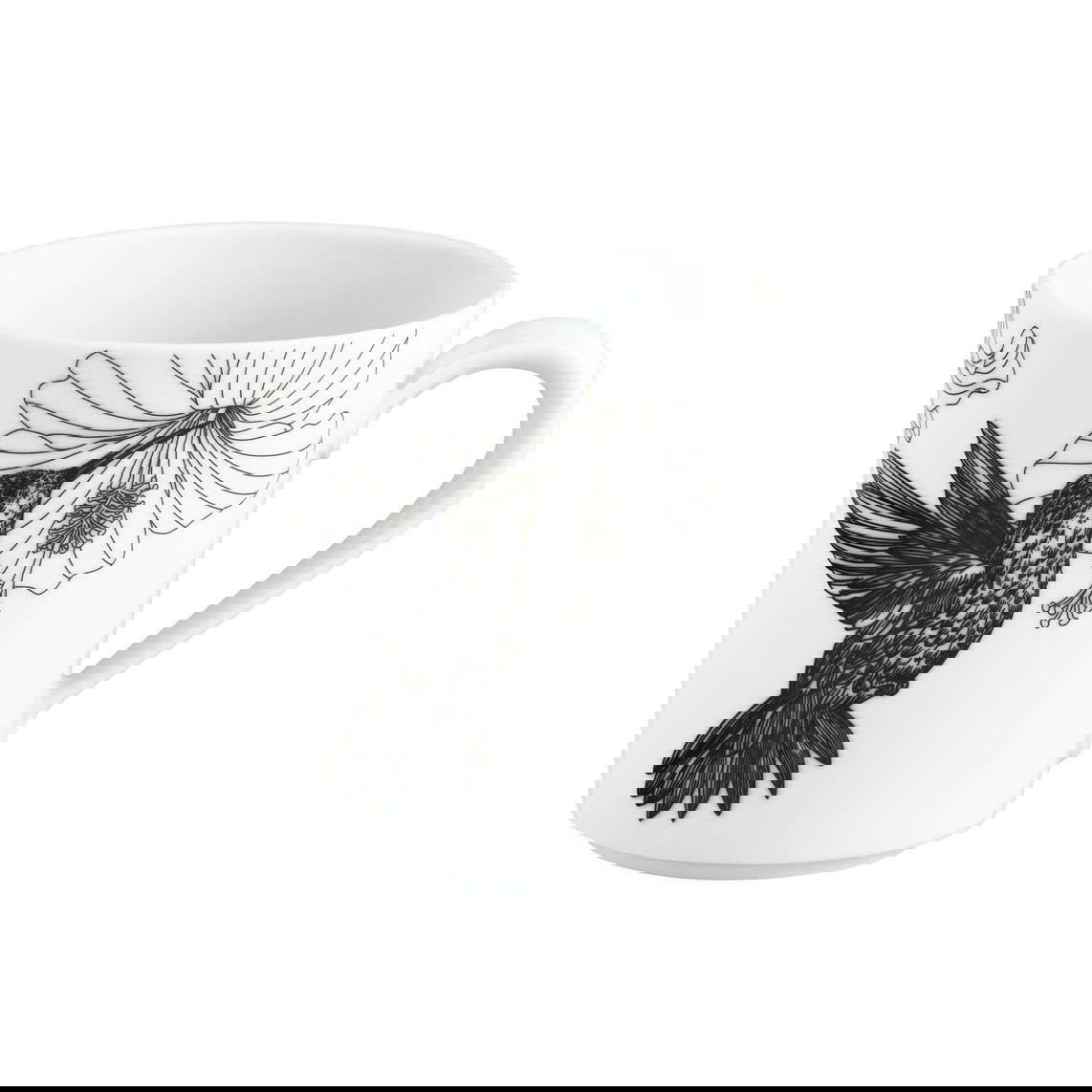 Белая кружка с тонкой чёрно‑белой иллюстрацией колибри и цветка, детализированный рисунок подчёркивает художественную сторону коллекции.