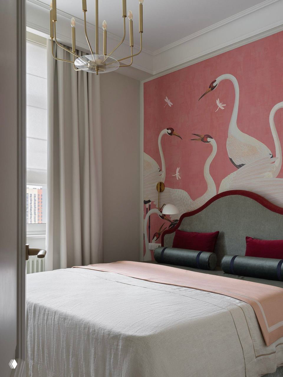 Элегантная спальня с розовой фламинго-росписью на стене, высоким изголовьем, бархатными подушками и позолоченной люстрой — выразительная акцентная стена в гостевой.
