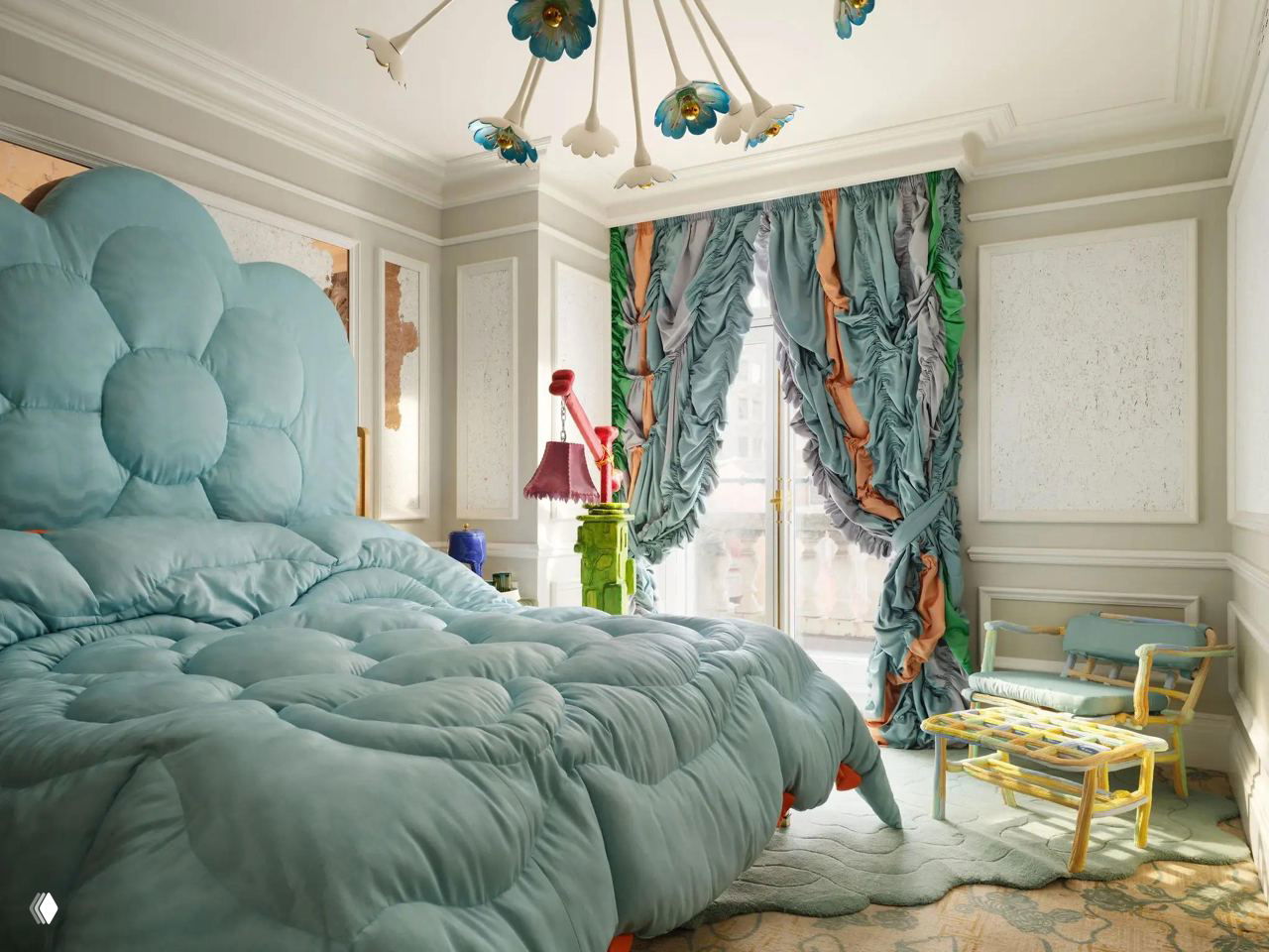 Ещё одна ракурсная фотография спальни: пышное покрывало и текстильные драпировки в морских тонах, авторские светильники и цветные акценты.