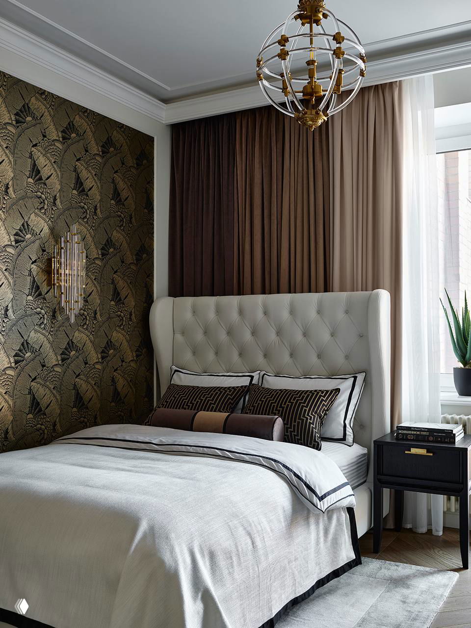 Элегантная спальня с высокими шторами в коричневых оттенках, светлым стеганым покрывалом и классической люстрой — сочетание текстур и фактур в интерьере.