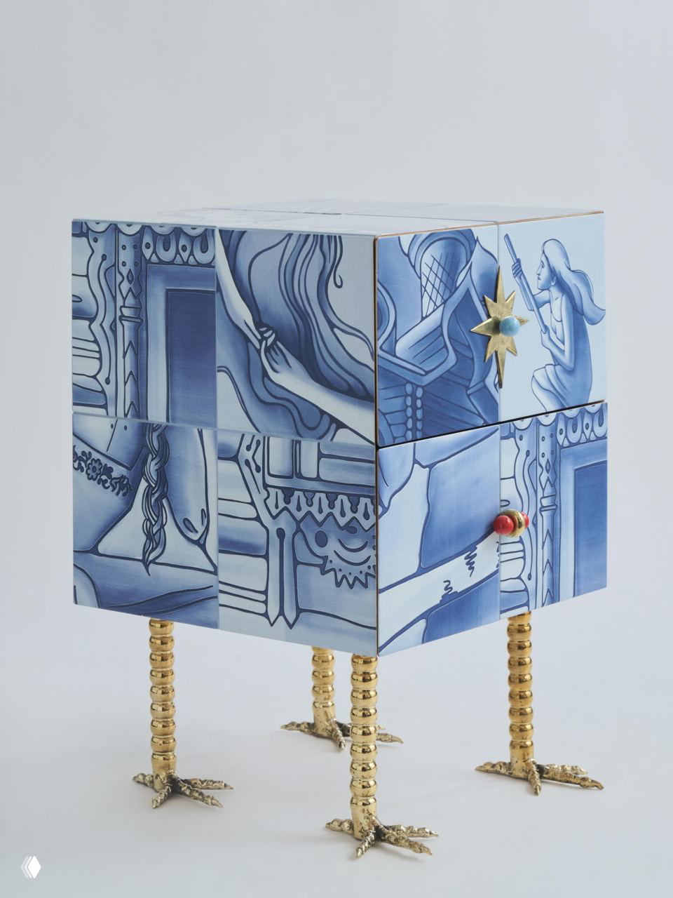 Комодные модули с рисунком в синей гамме, напоминающим традиционную роспись и иллюстрации из сказок, установленные на позолоченные ножки-пальцы, часть коллекции мебели для проекта The Birch.