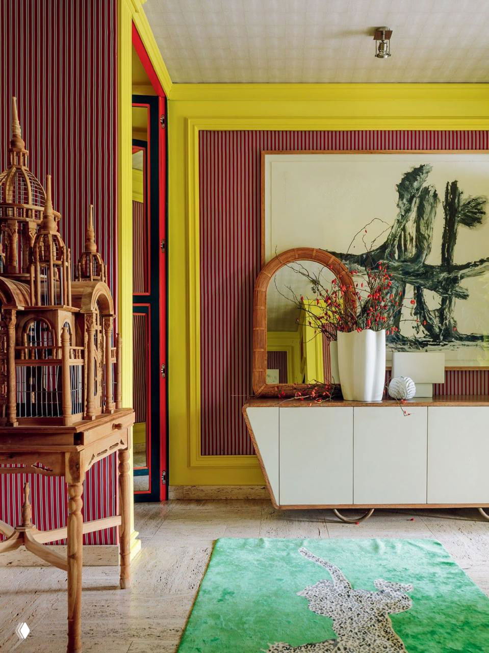 Прихожая с яркой жёлтой отделкой, рельефными полосатыми панелями и зелёным ковром — декоративные акценты и винтажные предметы.