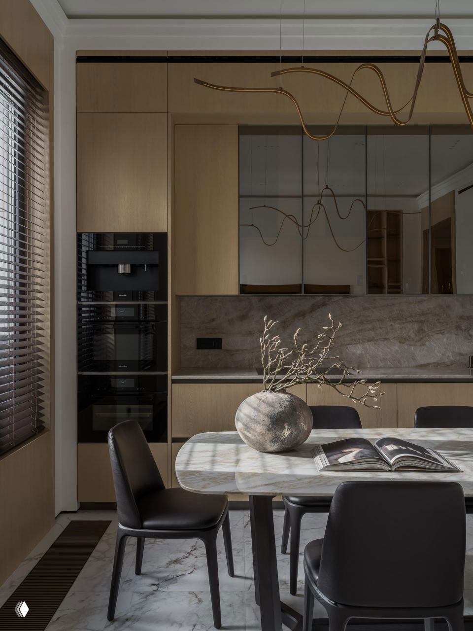 Обеденная зона и кухня: стол с мраморной столешницей, тёплые деревянные фасады, зеркальные секции и минималистичные чёрные стулья в нейтральной гамме.