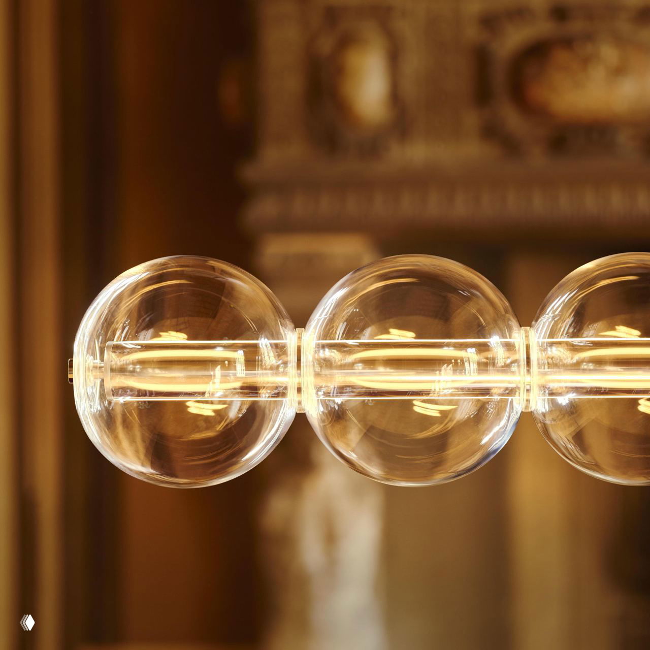 Крупный план прозрачных стеклянных шаров светильника Luce Sferica, видна внутренняя LED-лента и игра света на боросиликатном стекле.