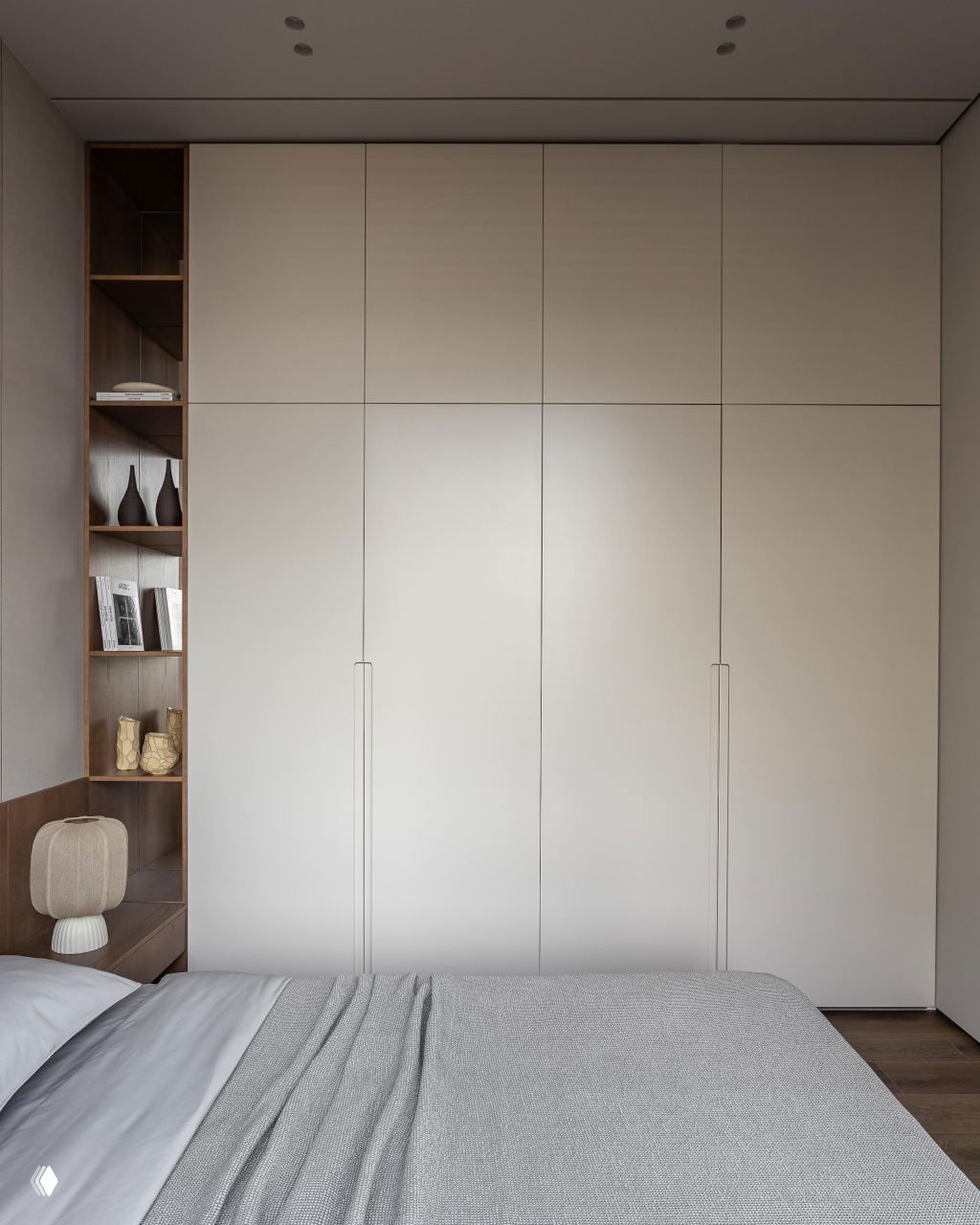 Спальня с встроенным шкафом с матовыми фасадами и деревянными открытыми полками, спокойная нейтральная гамма и текстиль.
