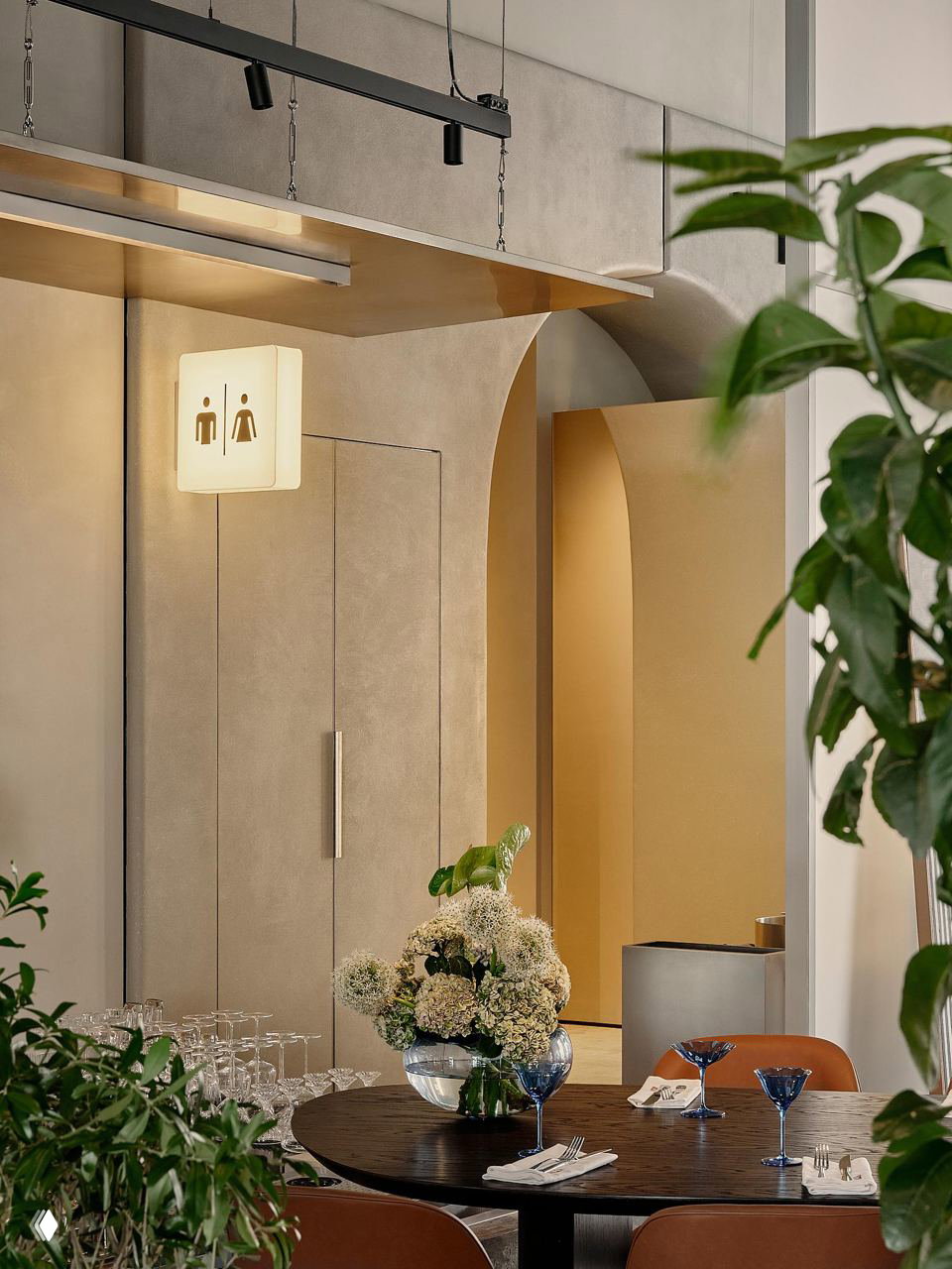 Уютный уголок с арками и круглым столом, букетом цветов и тёплой подсветкой — акцент на плавных формах и домашней атмосфере в Di Nulla.