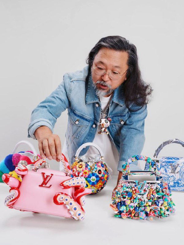 Макро‑фрагмент щупальца: закрученная форма, структурные швы и белые кольца‑присоски с синими центрами на фоне подсветки и других щупалец.