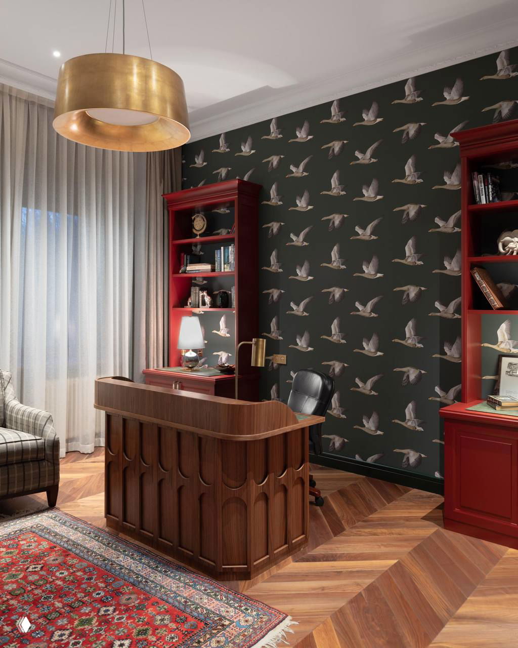 Кабинет с темными обоями с птицами, деревянный рабочий стол, красные стеллажи и декор в тёплых тонах — сочетание классики и эклектики.