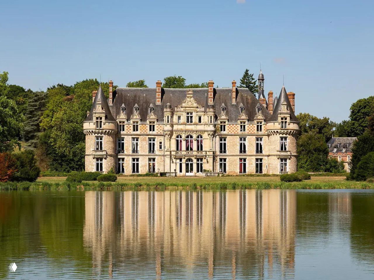 Замок Эсклимон под Парижем выставлен за 22 млн евро