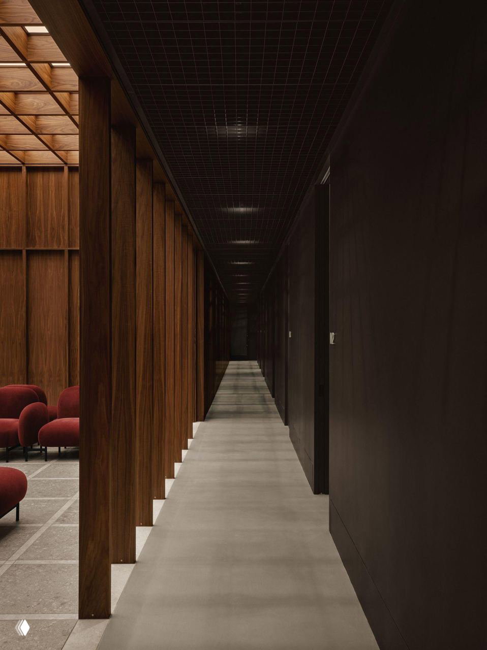 Длинный коридор с ритмично расположенными деревянными стойками и тёмной стеной, контраст между открытой и закрытой частями интерьера клиники.