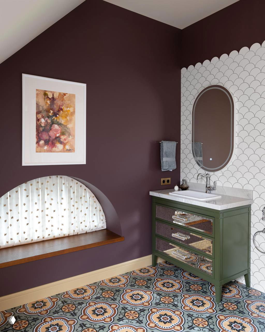 Санузел с фиолетовой стеной, зеленой тумбой под умывальник и декоративным арочным окном-скамейкой — мелкие детали и яркая плитка подчёркивают стиль.