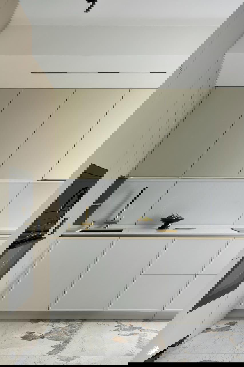 Современная неоклассика + минимализм: квартира в Перми