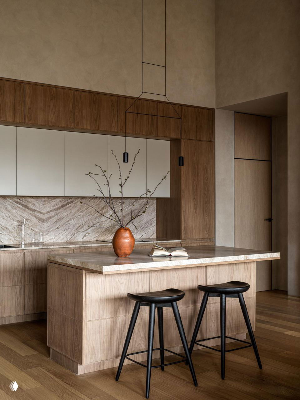 Кухонный остров из светлого дерева и мраморной столешницей, парные высокие стулья и монохромные фасады — минимализм и натуральные фактуры.