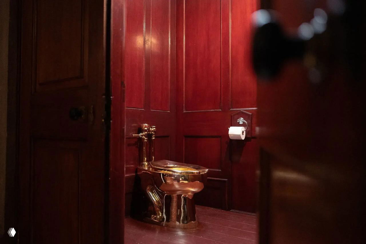 Золотой унитаз Маурицио Каттелана уйдет с молотка за $10 млн