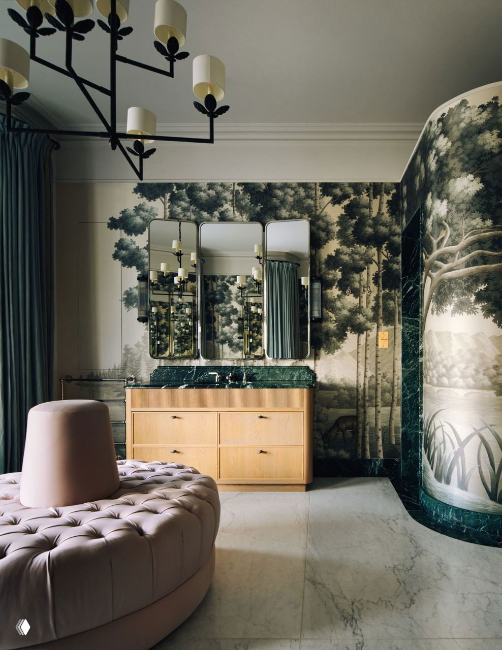 Комната со стеновыми панелями и зеркалами в ванной зоне, зелёный мраморный плинтус и мягкая круглая банкетка — сочетание античных мотивов и современной мебели.