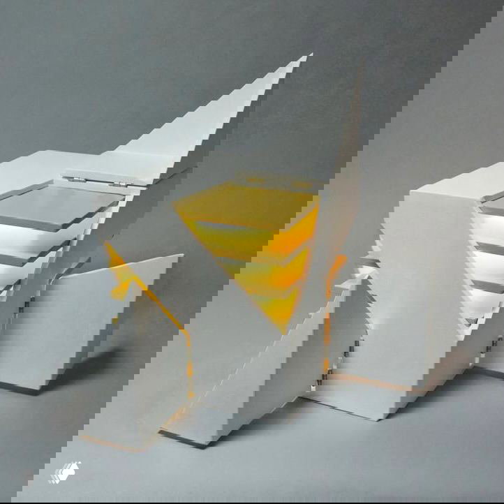 Светильник в раскрытом виде: откидные панели с вырезами рассеивают тёплый внутренний свет и формируют образ абстрактной скульптуры