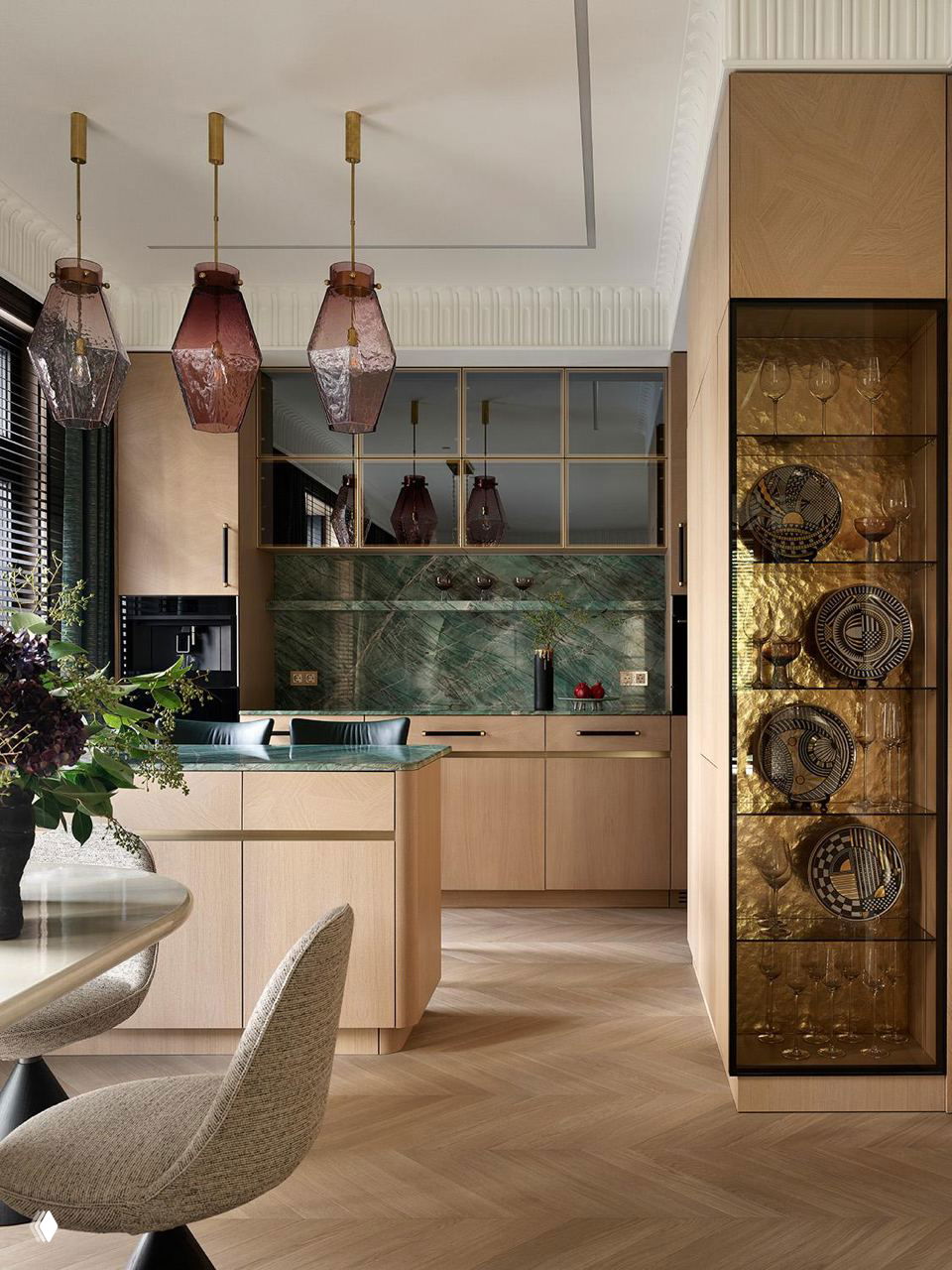 Уютная зона отдыха у декоративной перегородки: два глубоких кресла тёмно-зелёного оттенка, полупрозрачные витражные двери и низкий столик на ковре с абстрактным узором.