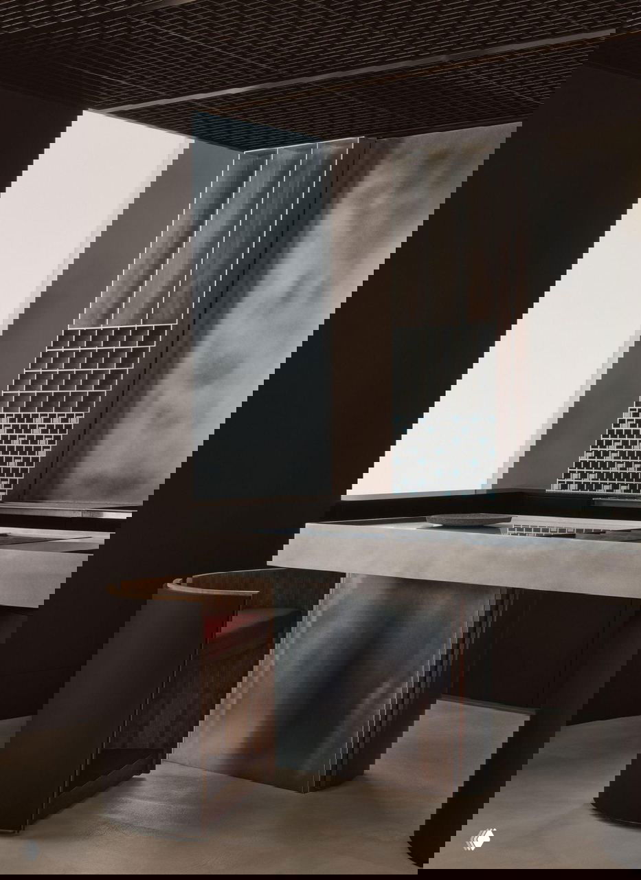 Узкий вид на рабочую зону с окном и стойкой, где металл и дерево создают лаконичную композицию в стиле тёплого минимализма mid‑century.