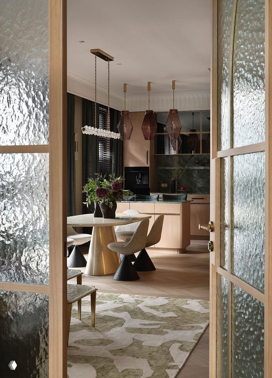 Спальня с выразительным панно: большая кровать с множеством подушек, тёмное декоративное панно с изображением птиц и продуманное вечернее освещение для камерной атмосферы.