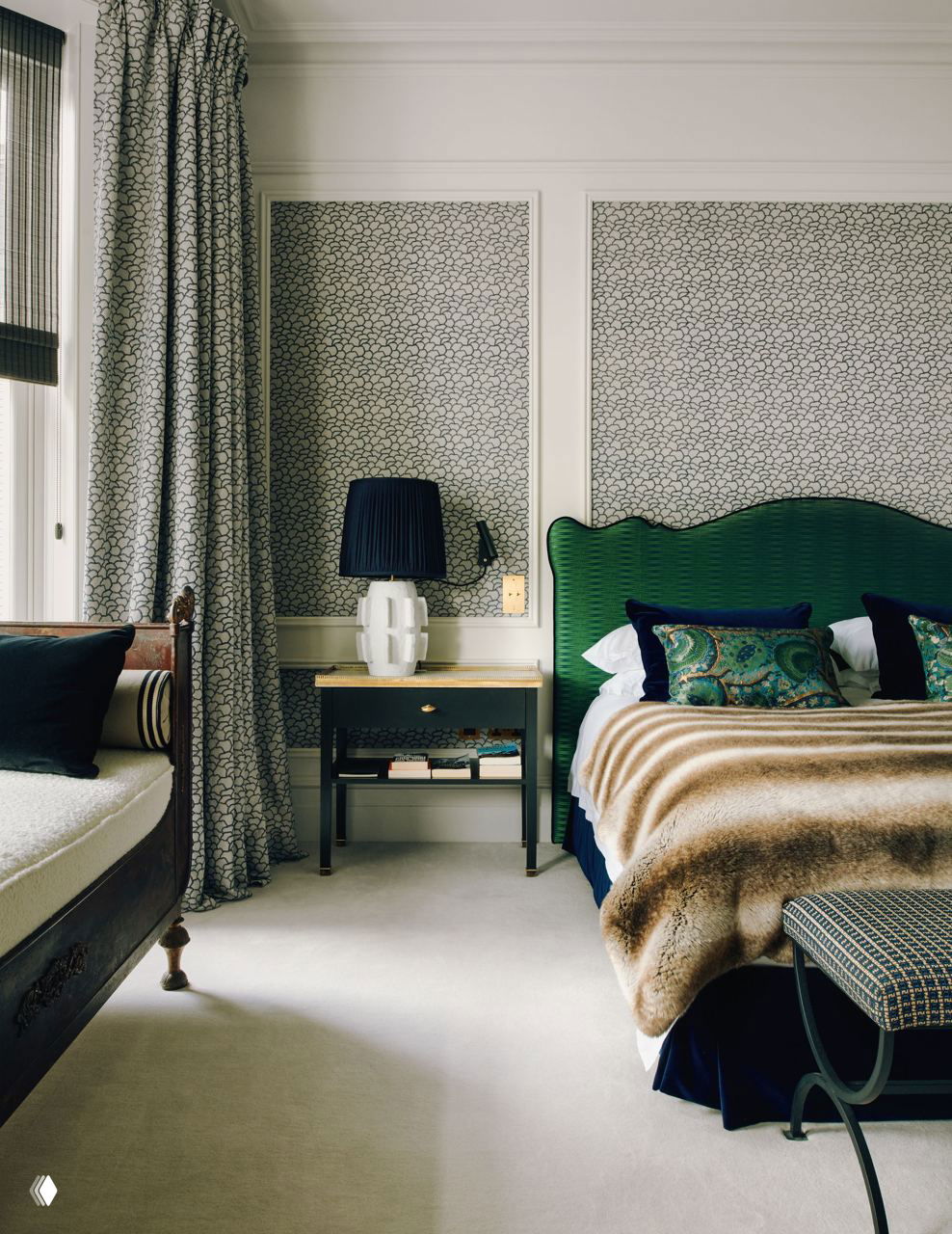 Спальня с текстурированными обоями, зелёным изголовьем кровати и меховым пледом: классические пропорции и уютные фактуры в интерьере.