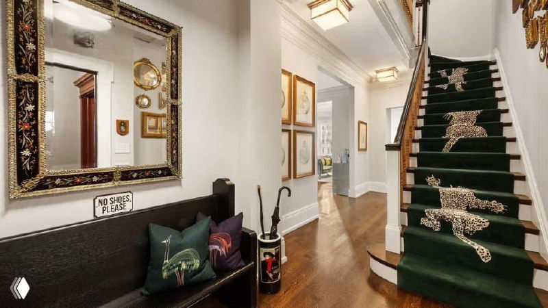 Лестничный пролет в квартире со ковровой дорожкой и декором на стенах; изображение частично искажено в исходном превью, но видно оформление подъема между этажами.