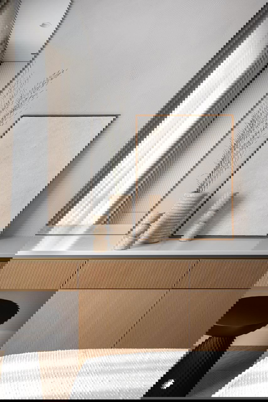 Натуральные материалы в интерьере: деревянная мебель, текстурированные вазы и спокойная палитра, отражающая идею тактильности и качества отделки.