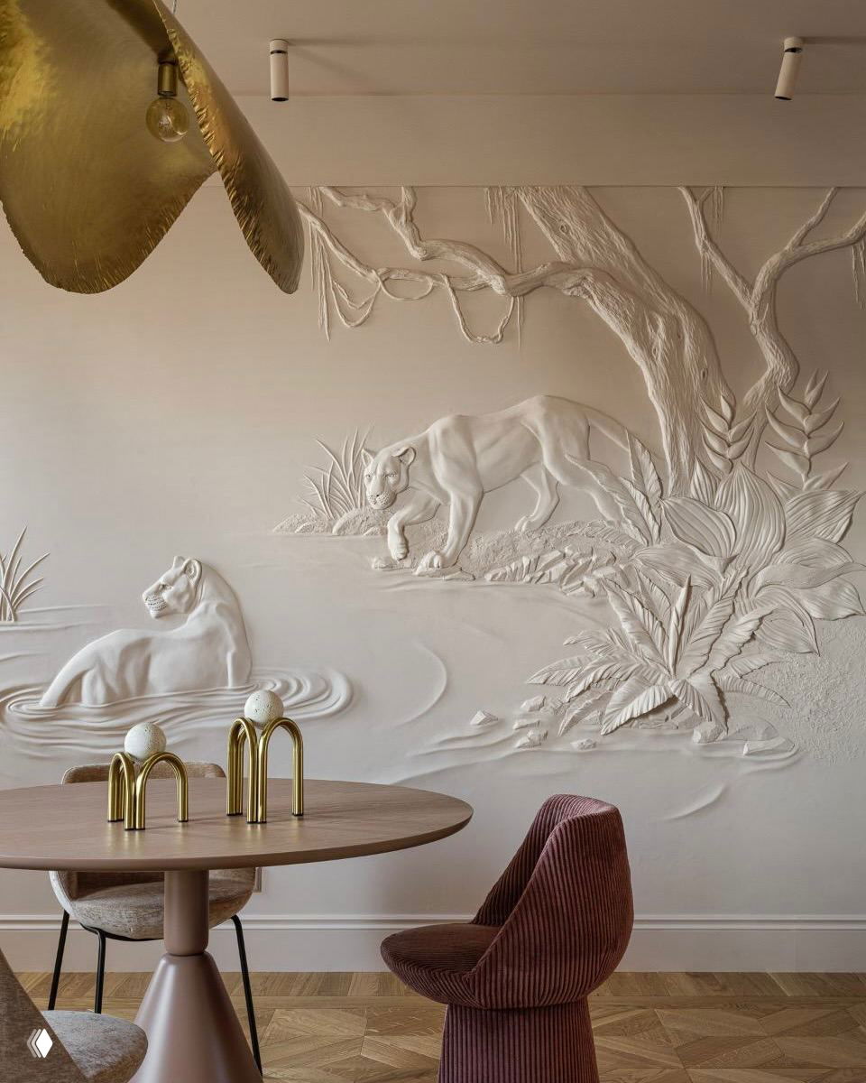 Рельефная декоративная стена с изображением животных и растительных мотивов в обеденной зоне — художественная отделка интерьера. Представлен в подборке ADDAWARDS 2025.
