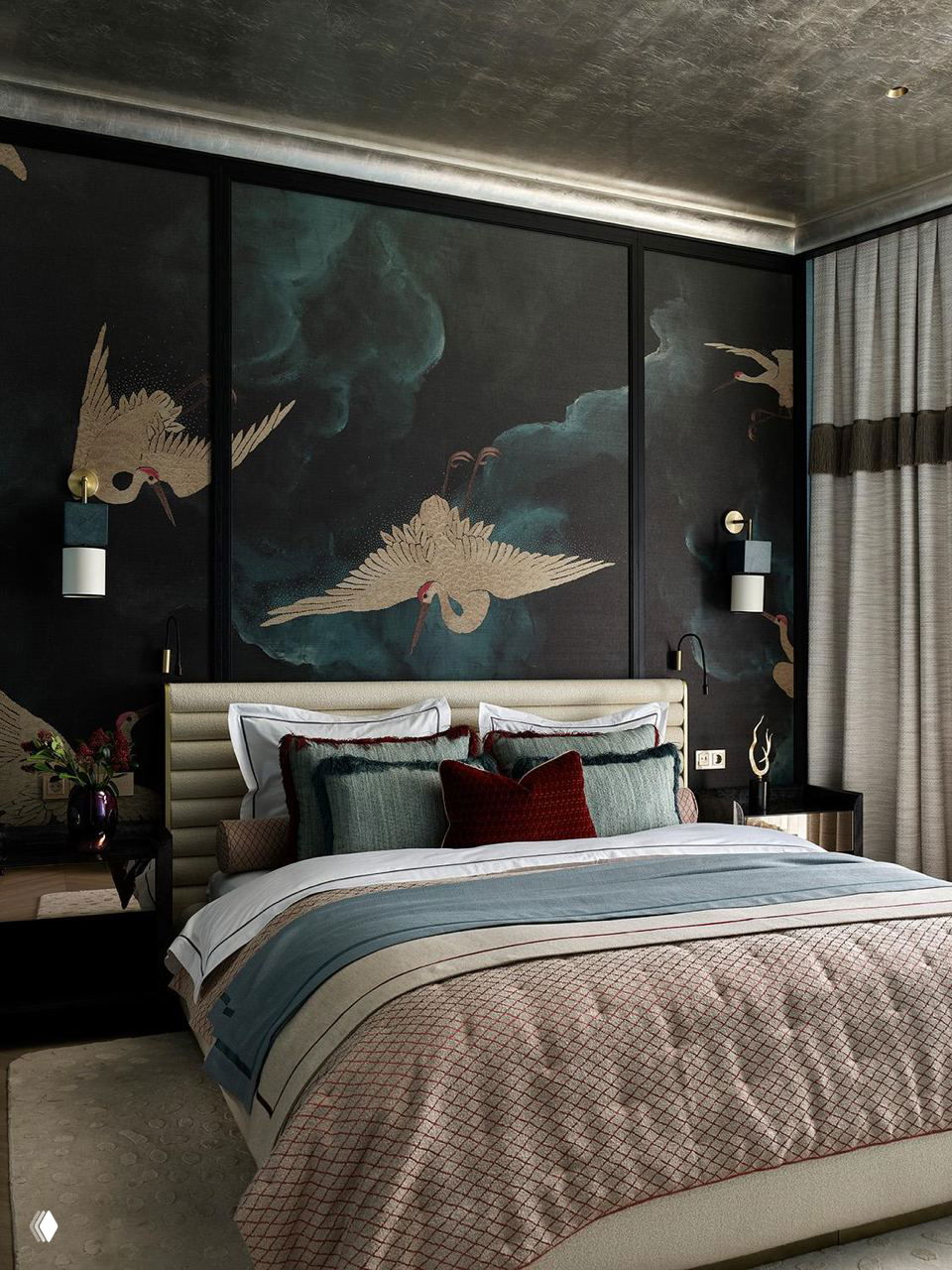 Крупный план на интерьерный угол: акцентный стул с ярким рисунком, мраморный столик и ковровое покрытие с геометрическим рисунком, создающие декоративную насыщенность пространства.