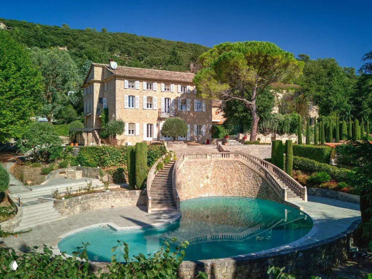 Панорамный вид парковой территории усадьбы с террасой, бассейном и жилым флигелем — ландшафтные композиции и зоны отдыха.