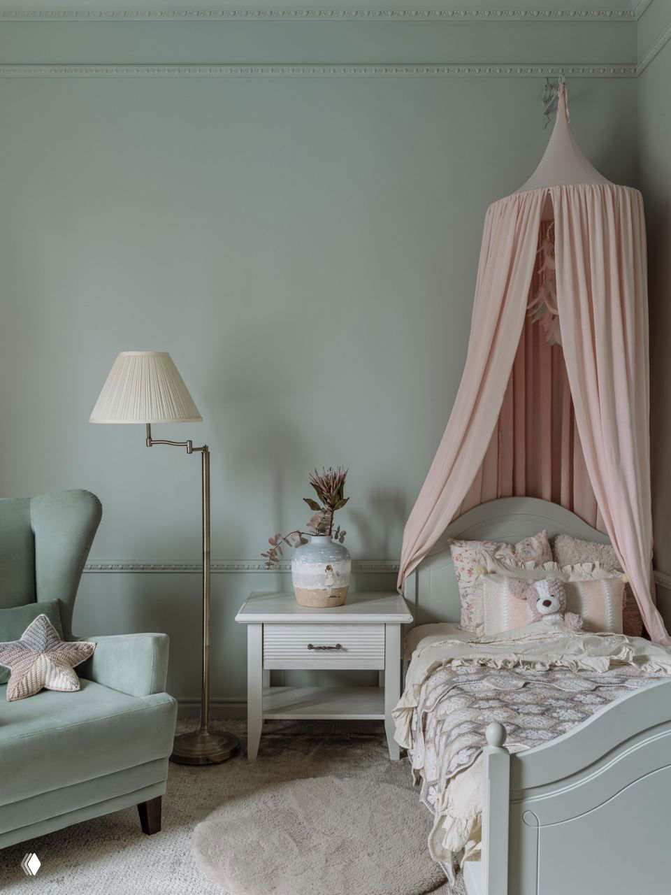 Ещё одна детская: кроватка с балдахином розового оттенка, кресло-подушка мятного тона и нежные текстуры — уютный интерьер для ребёнка.