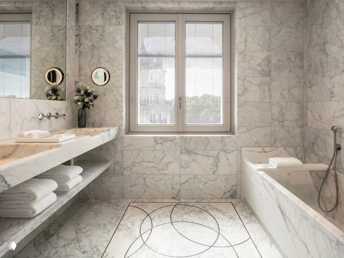 Ванная комната Mandarin Oriental Lutetia с мраморными отделками: большая ванна и просторная раковина в светлом класическом стиле.