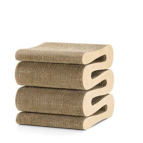 Серийная мебель из картона — три уложенные друг на друга волнообразные секции, пример экспериментов Гери с материалами.