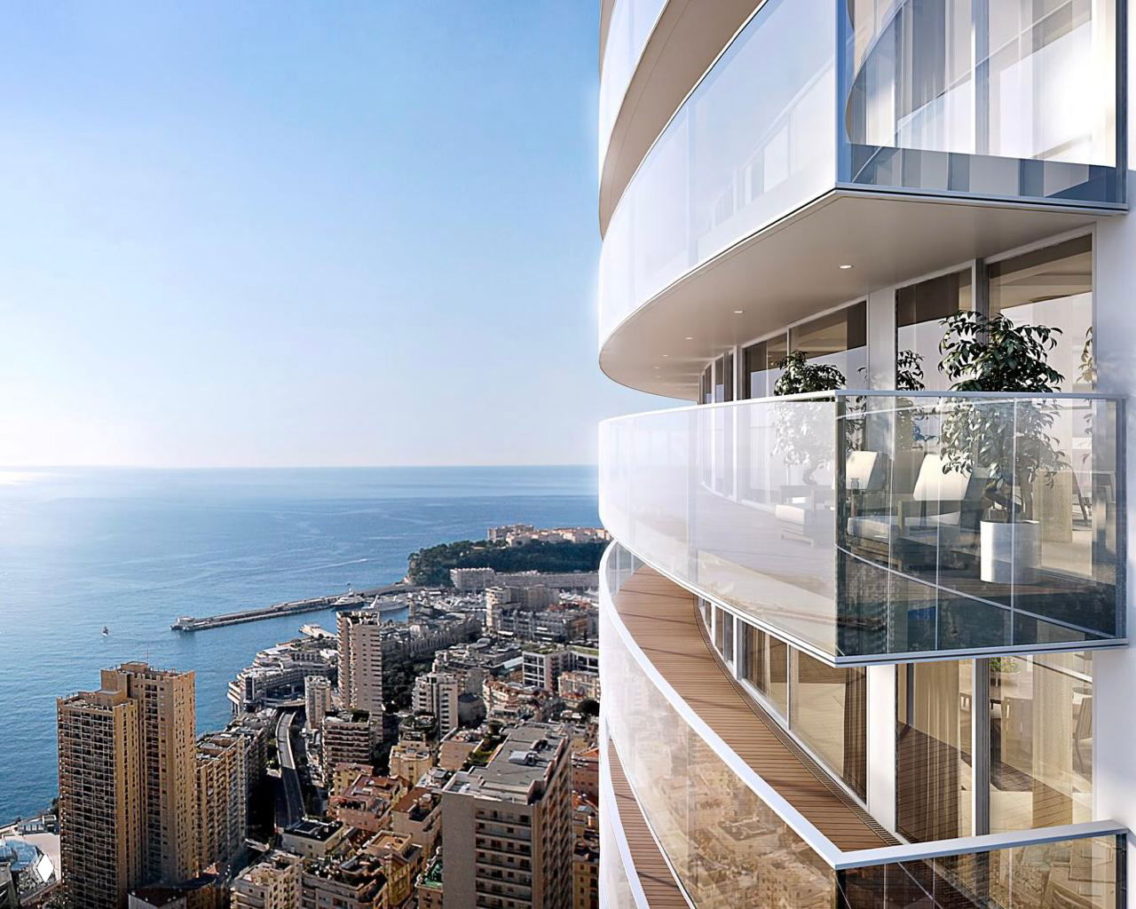 Изогнутые стеклянные балконы пентхауса с прозрачными ограждениями: детали фасада и широкий панорамный обзор города и Средиземного моря.