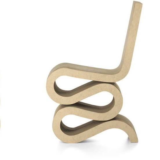 Изогнутый стул из картона или многослойного материала серии Wiggle — пример дизайнерской мебели, разработанной Гери в 1970-х.