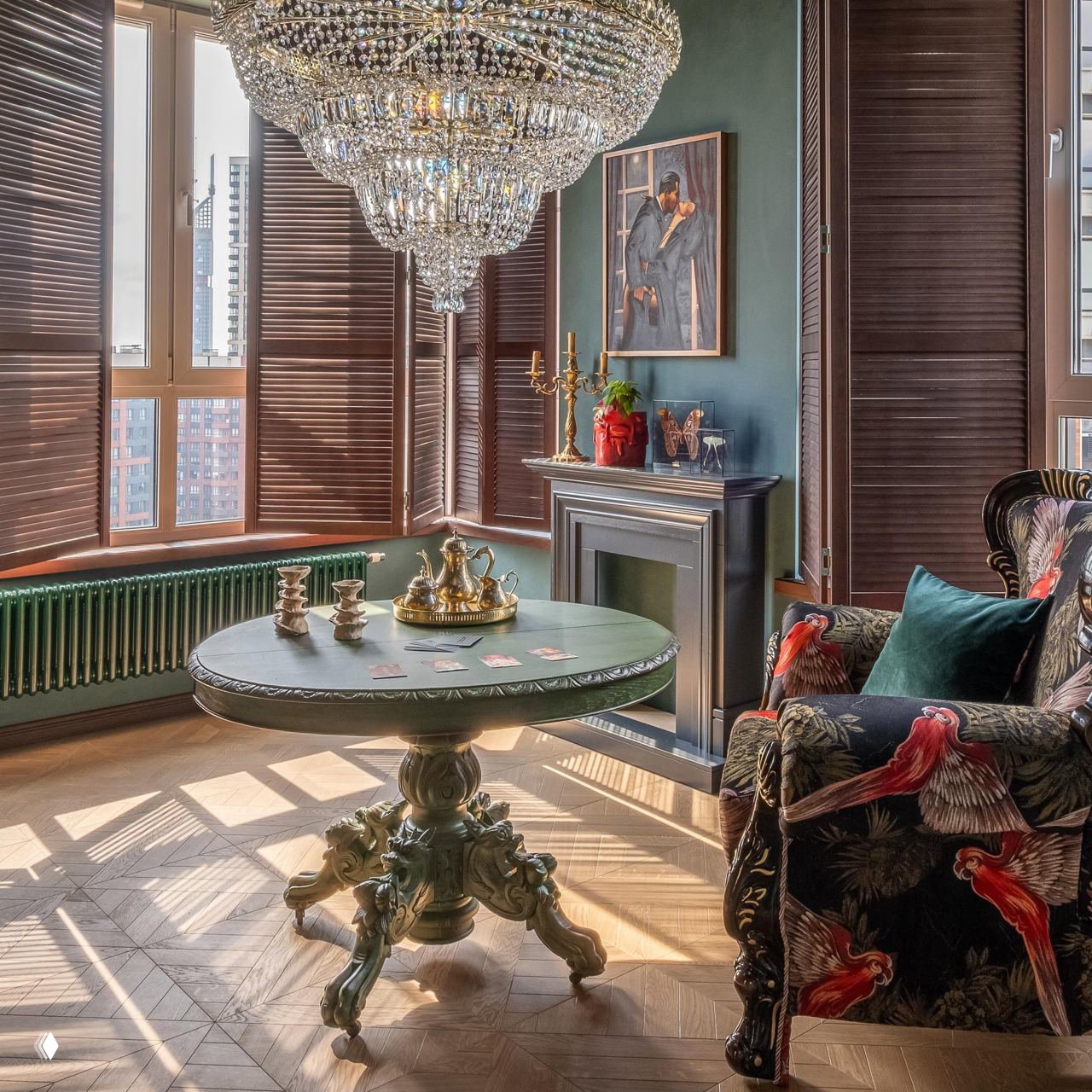 Роскошная крупная хрустальная люстра в комнате с зелёными стенами, массивным столом и витринами — атмосфера викторианской роскоши в современном контексте.