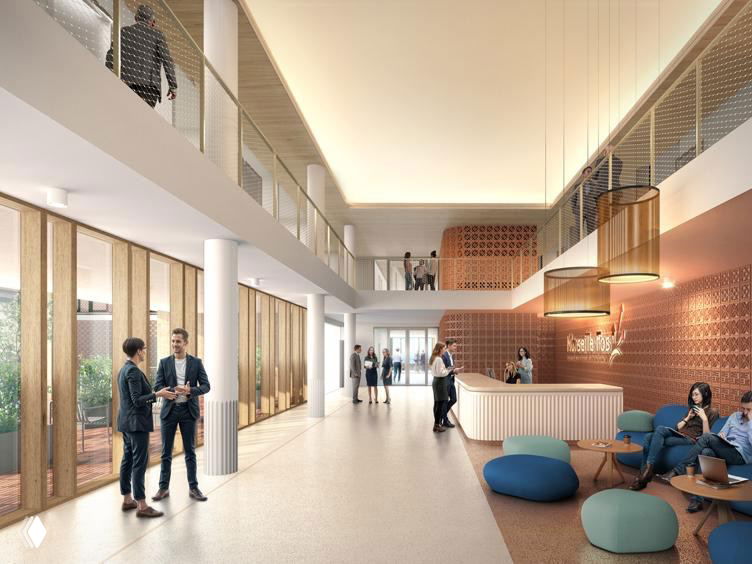 Светлое фойе с высокими потолками, терракотовыми деталями и зонами для общения в новой части порта