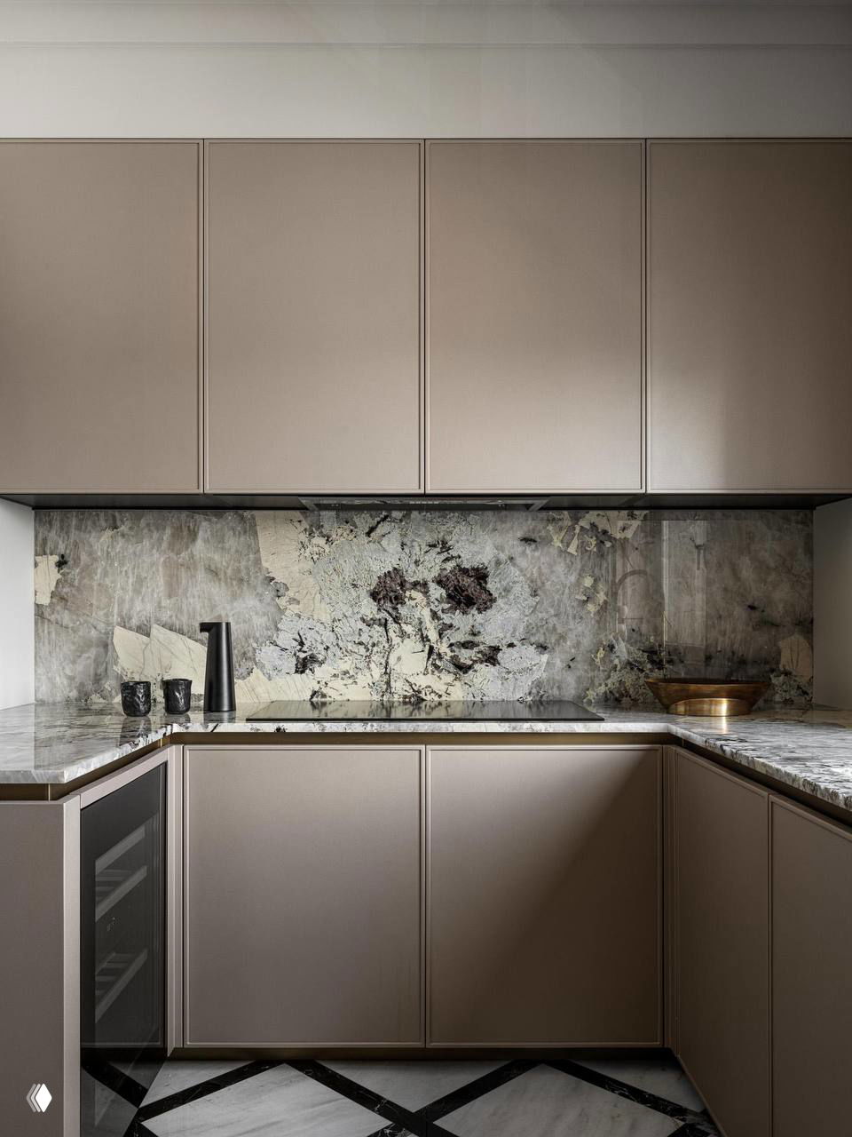 Кухонный фартук из декоративного мрамора и матовые серые фасады в проекте 140 м² — сочетание фактур и выразительного рисунка камня.