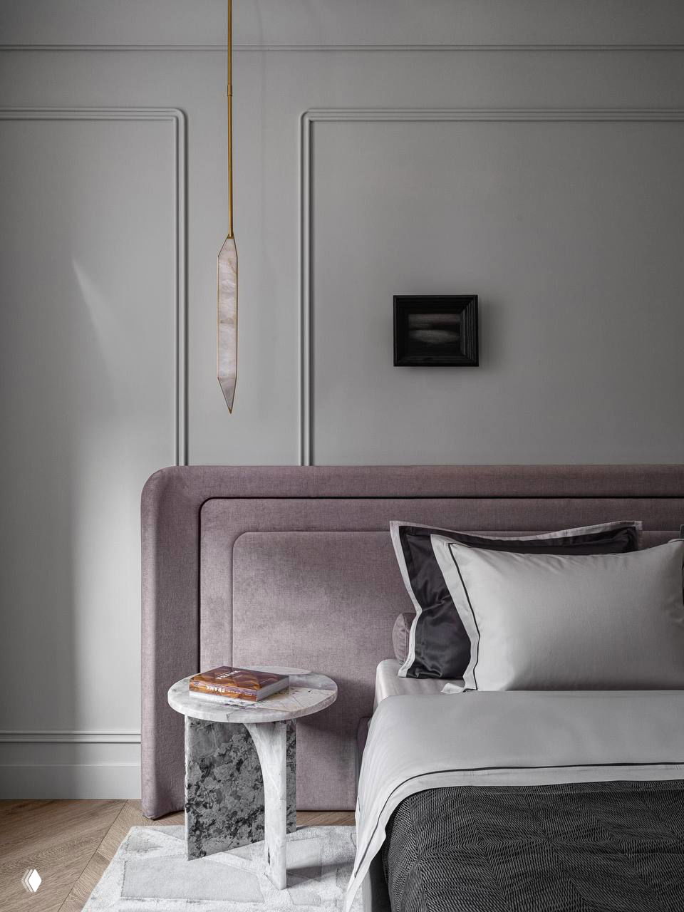Спальня в проекте 140 м² с мягким изголовьем пудрового оттенка, мраморным прикроватным столиком и приглушённой нейтральной палитрой.