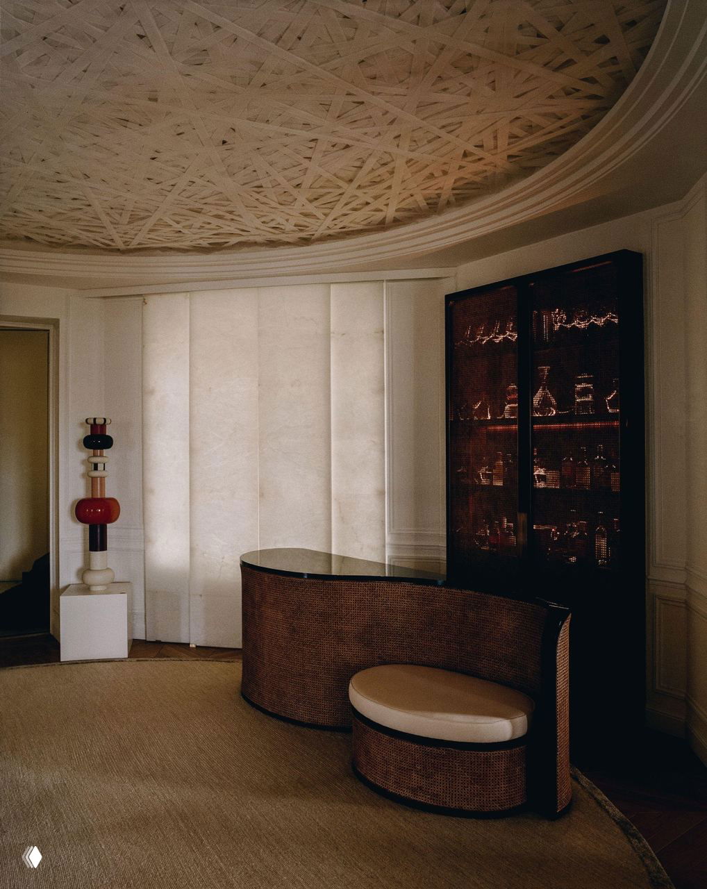 Круглый вестибюль с фактурным куполом и барной зоной: изогленные формы, плетёная обивка и винтажные элементы в интерьере Изабель Станислас.