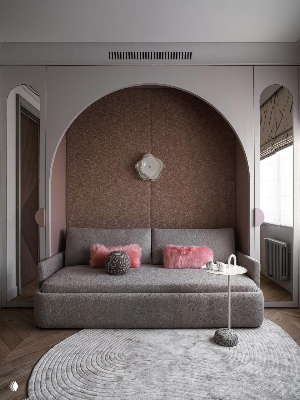 Уютная ниша с арочным оформлением и компактным диваном в проекте 140 м², мягкие текстуры и акценты пудрового цвета для детской или гостевой зоны.