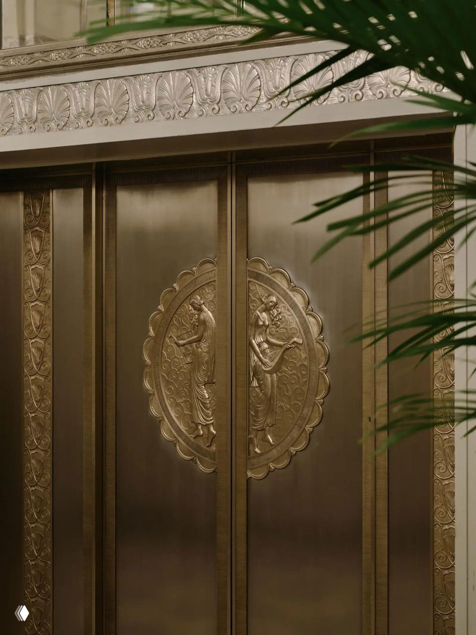 Декоративные бронзовые лифтовые двери с рельефными медальонами и растительным орнаментом — восстановленные детали интерьера в стиле ар-деко.