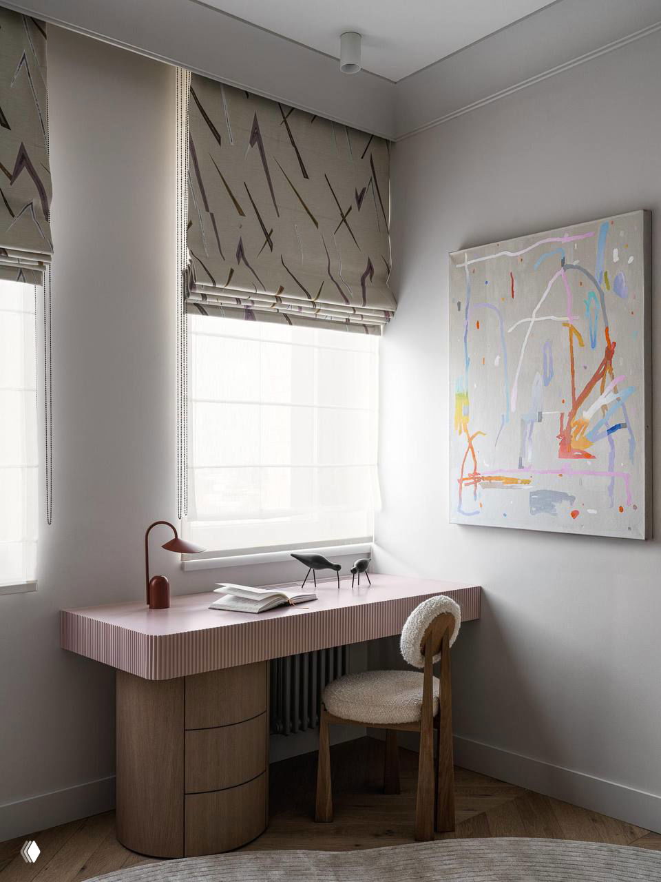 Рабочее место у окна в проекте 140 м²: розоватая столешница, картина в пастельных тонах и аккуратный небольшой кабинет с видом на город.