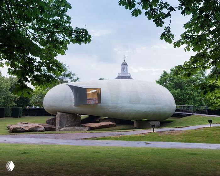 Овальная павильонная постройка на зелёной лужайке — пример проекта Смильяна Радича с простыми формами и естественными материалами