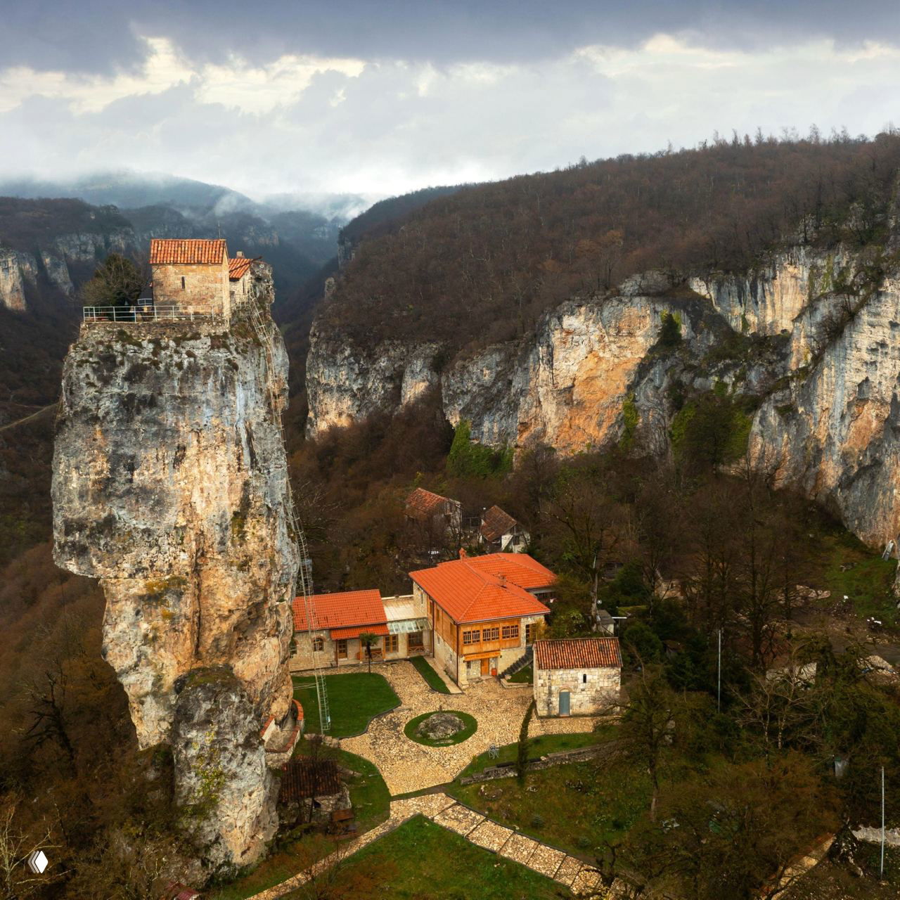 Как выглядит самая труднодоступная церковь мира