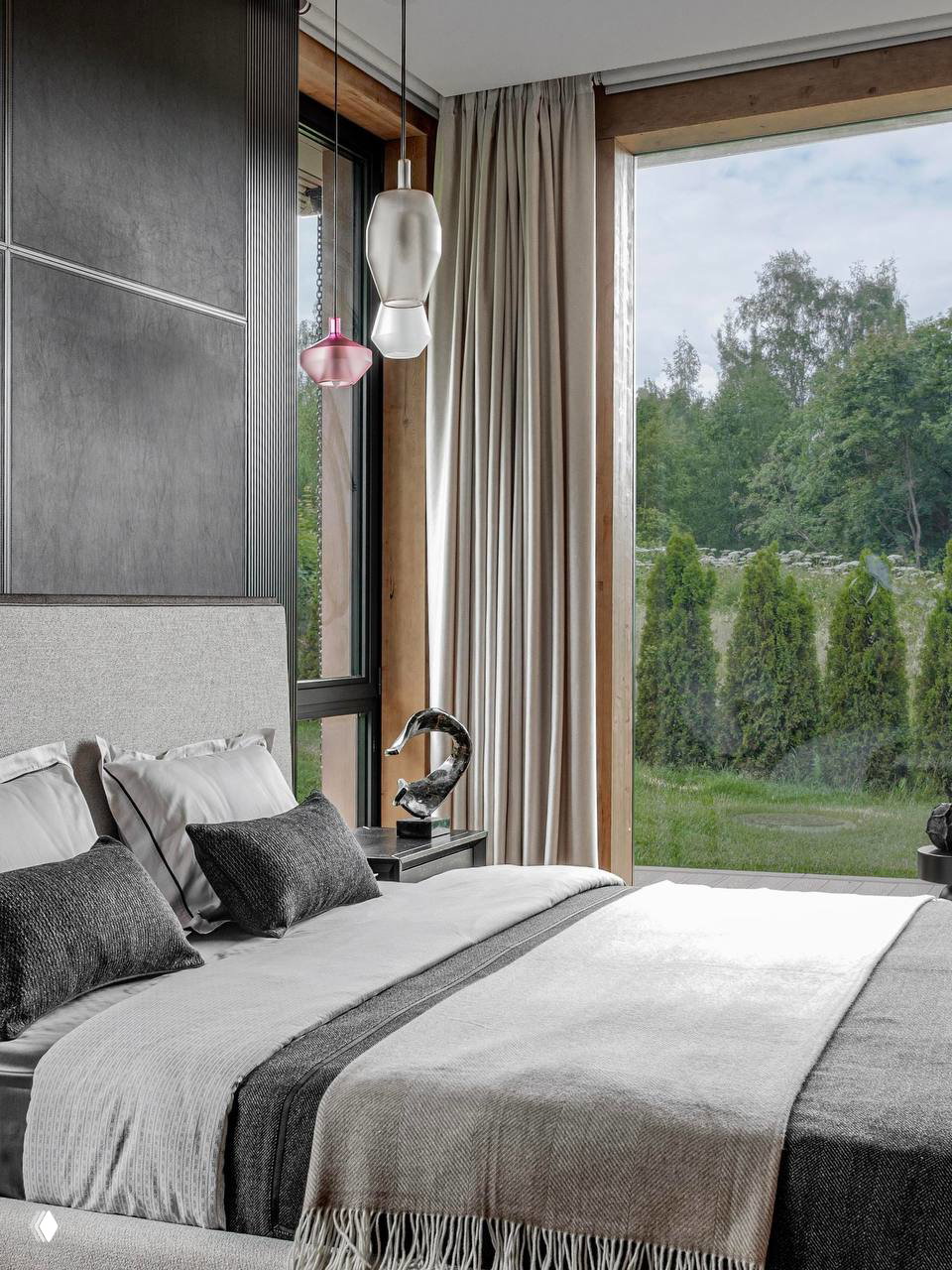 Спальня с большой кроватью у панорамного окна, спокойные серые и бежевые текстуры, вид на зелёный участок вокруг дома через стекло.