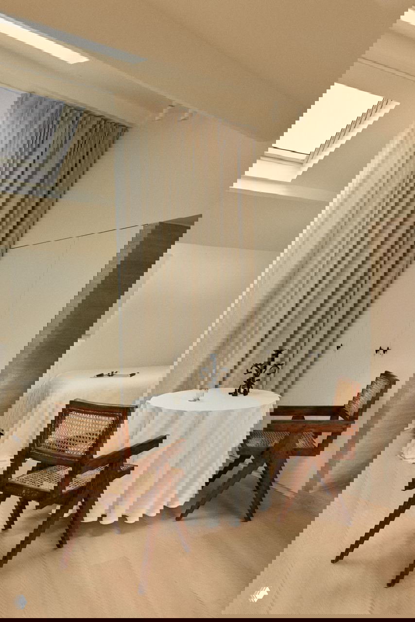 36 м² в Сен-Жермен-де-Пре: травертин, стекло и игра света